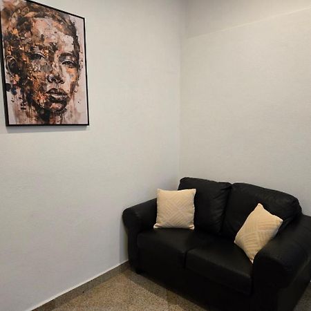 Newly Renovated 2 Rooms Apartment Downtown นิตรา ภายนอก รูปภาพ