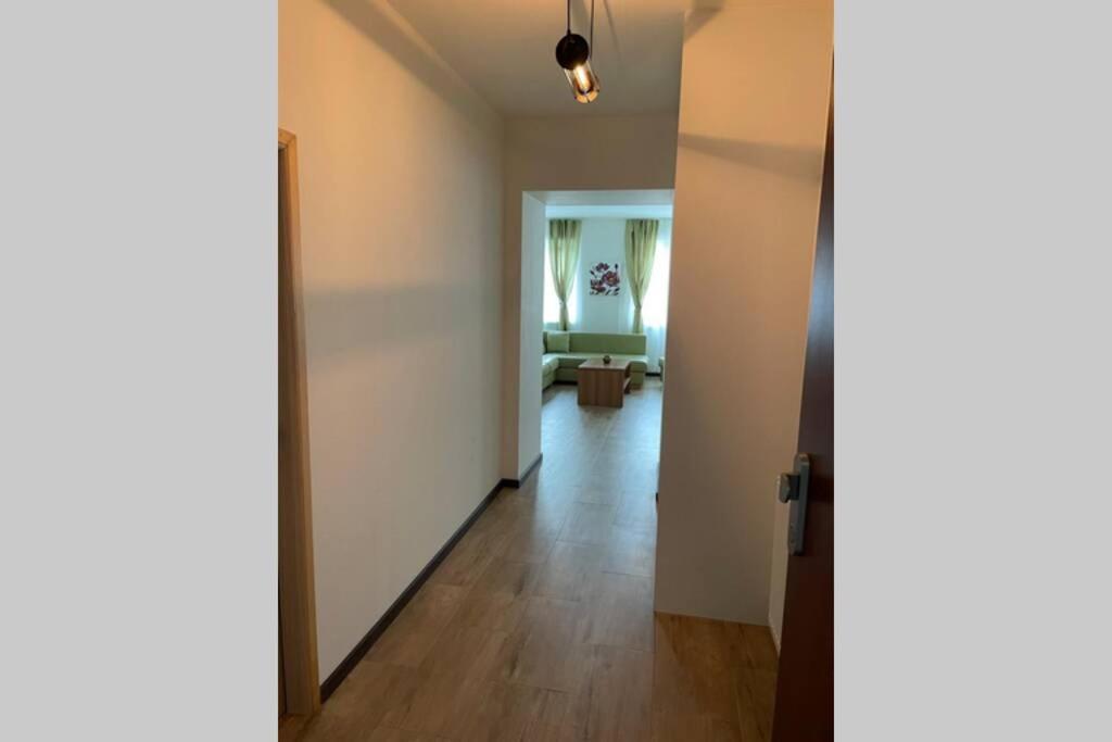 Newly Renovated 2 Rooms Apartment Downtown นิตรา ภายนอก รูปภาพ