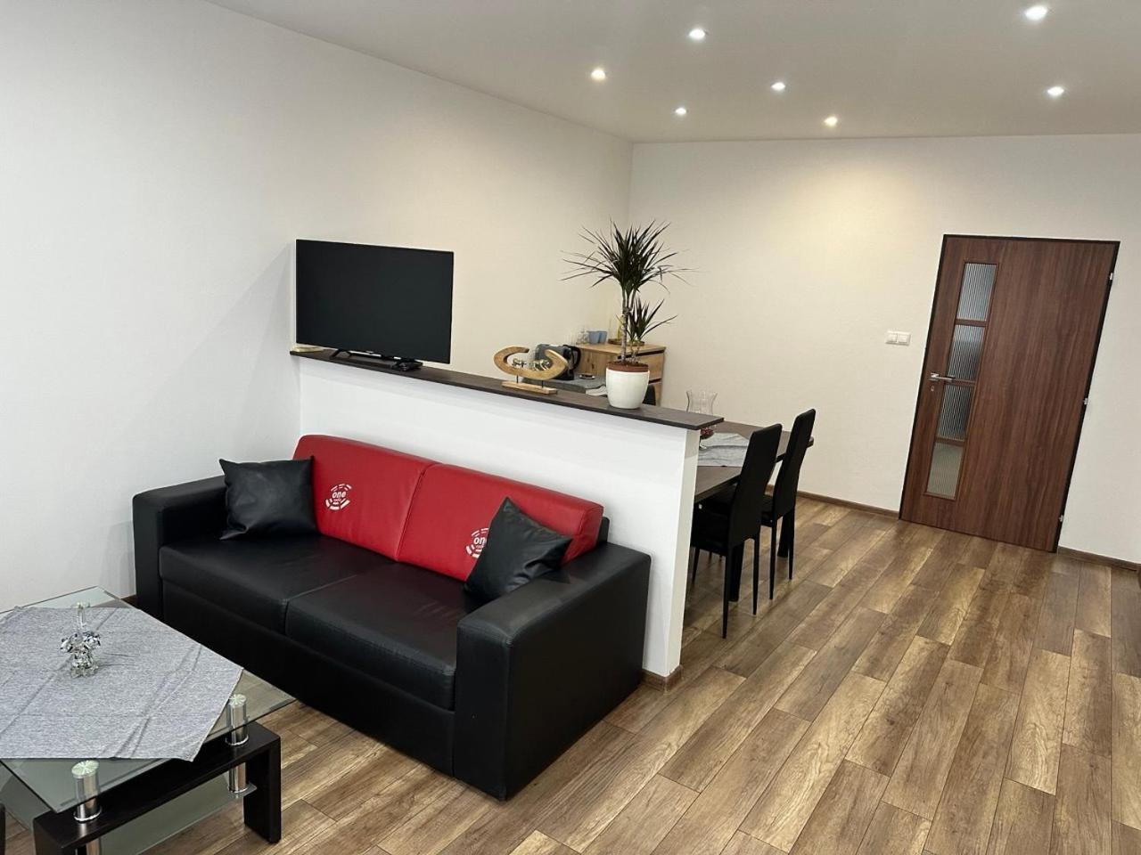 Newly Renovated 2 Rooms Apartment Downtown นิตรา ภายนอก รูปภาพ